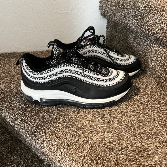 Air maxes - Picture 2 of 4